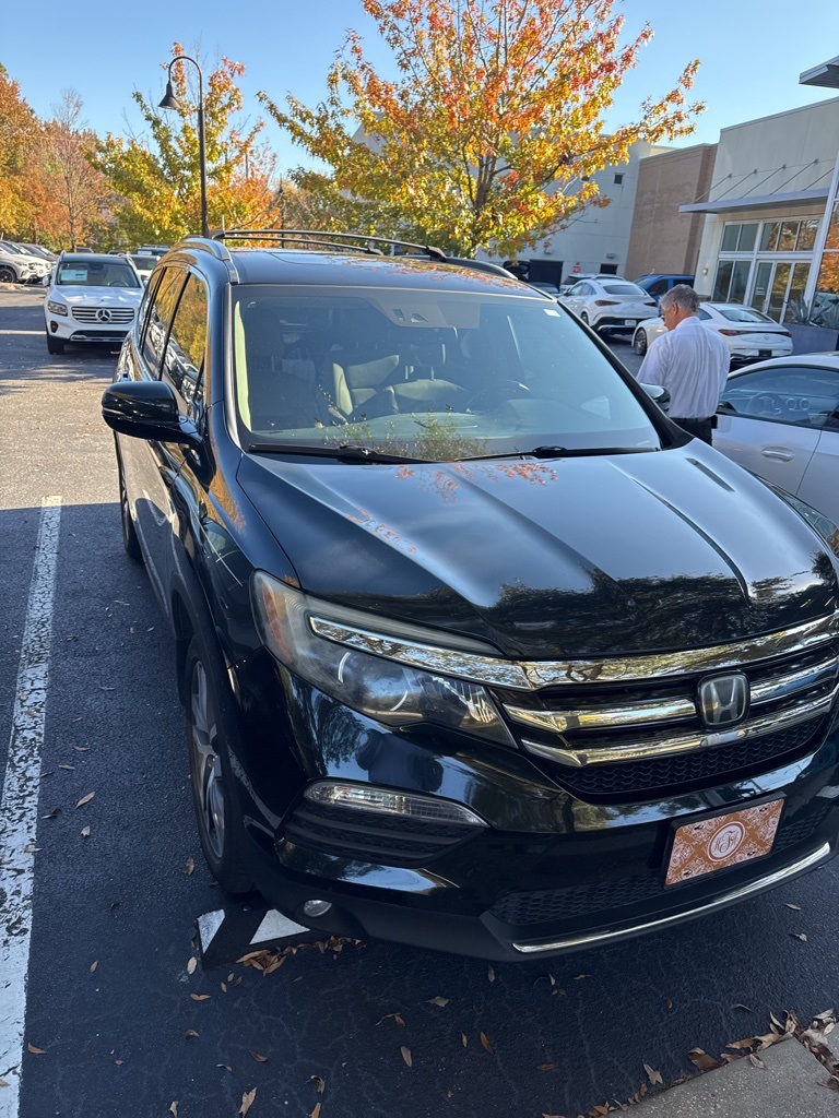 2017 Honda Pilot Elite photo 2