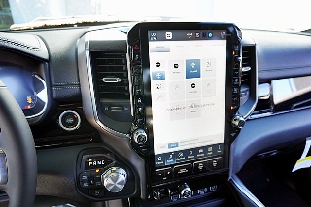 New 2026 Diamond Black Crystal Pearl-Coat Exterior Paint RAM Laramie image 32