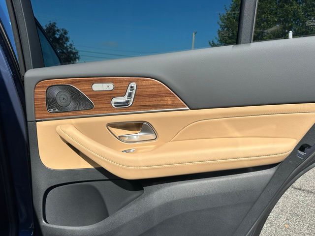 2026 Mercedes Benz GLS 450 4MATIC photo 19
