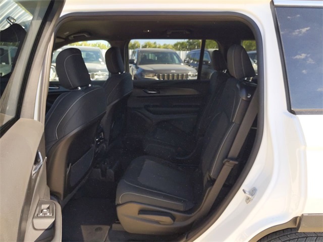 2025 Jeep Grand Cherokee Laredo Altitude photo 15