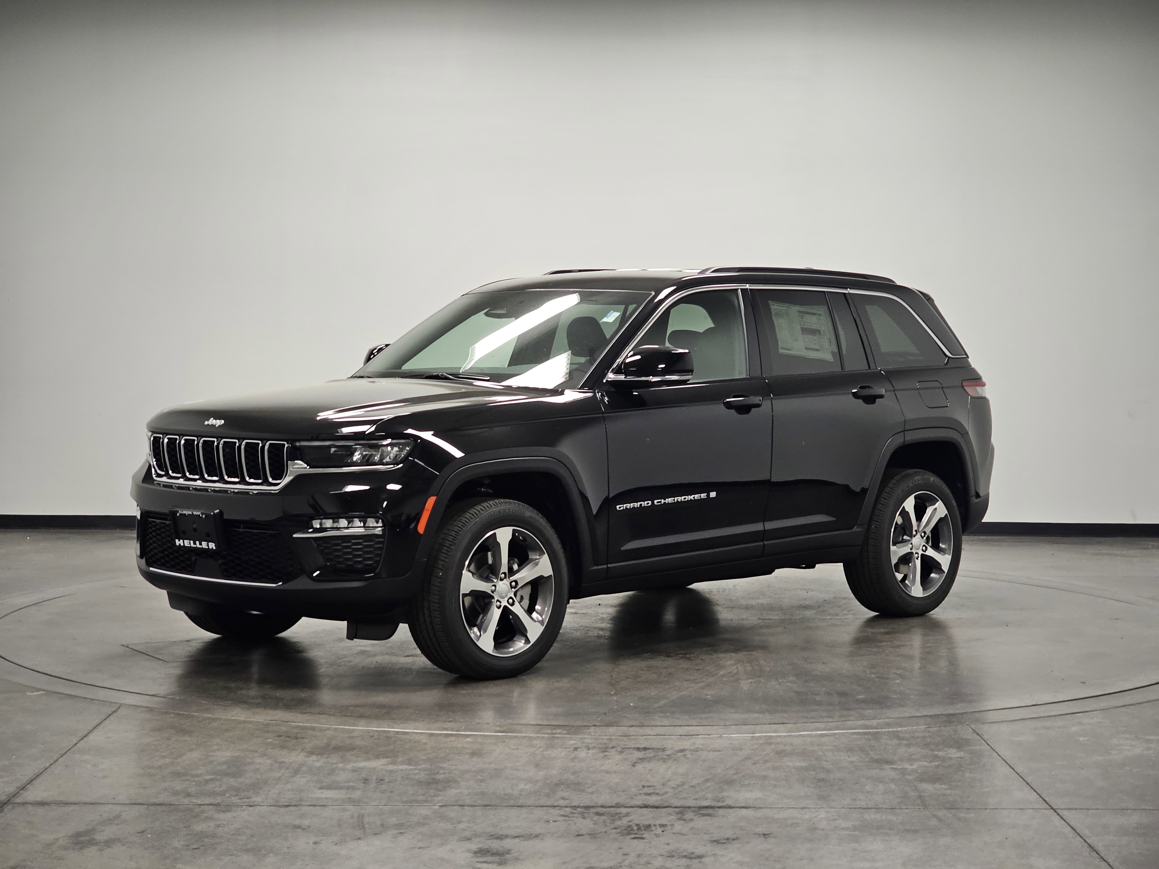 2025 Jeep Grand Cherokee Limited photo 3