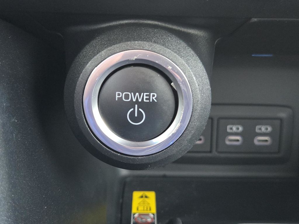2023 Toyota Venza LE photo 11