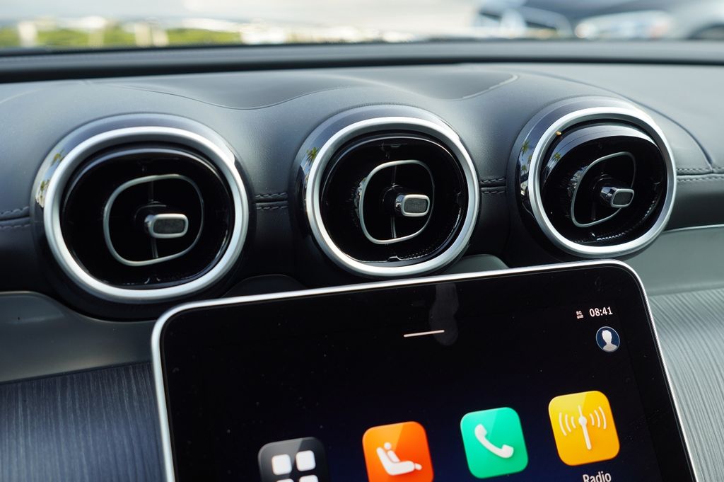 2025 Mercedes Benz GLC 300 photo 27