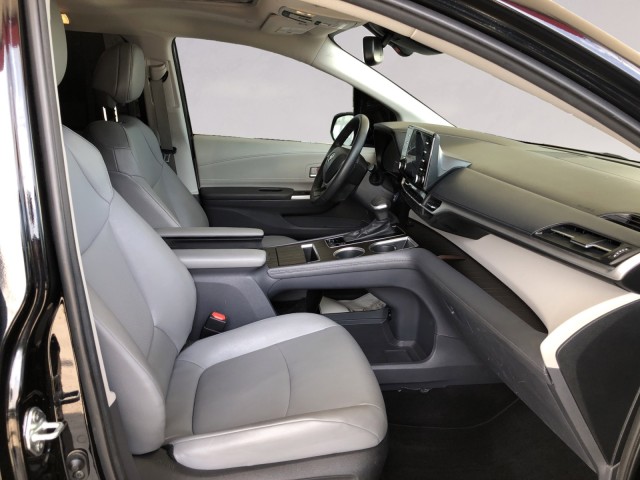 2023 Toyota Sienna XLE photo 15