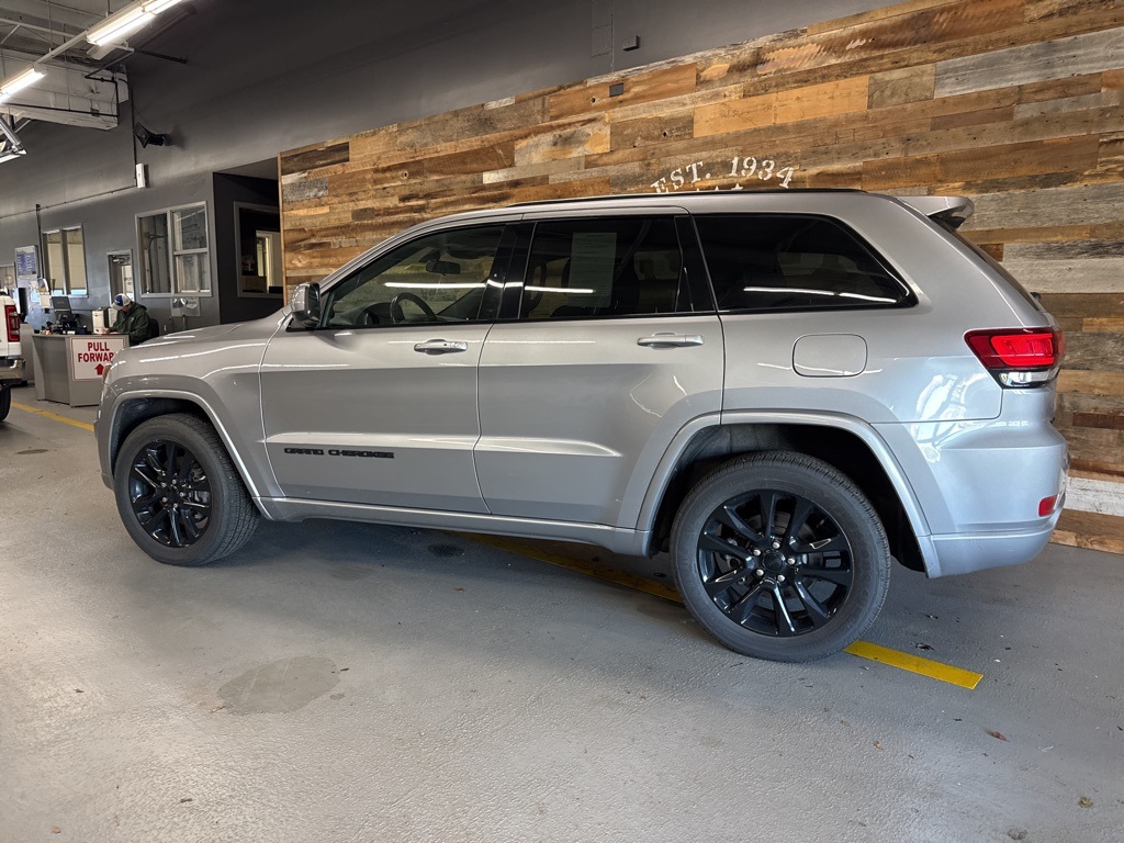 2021 Jeep Grand Cherokee Laredo X photo 2
