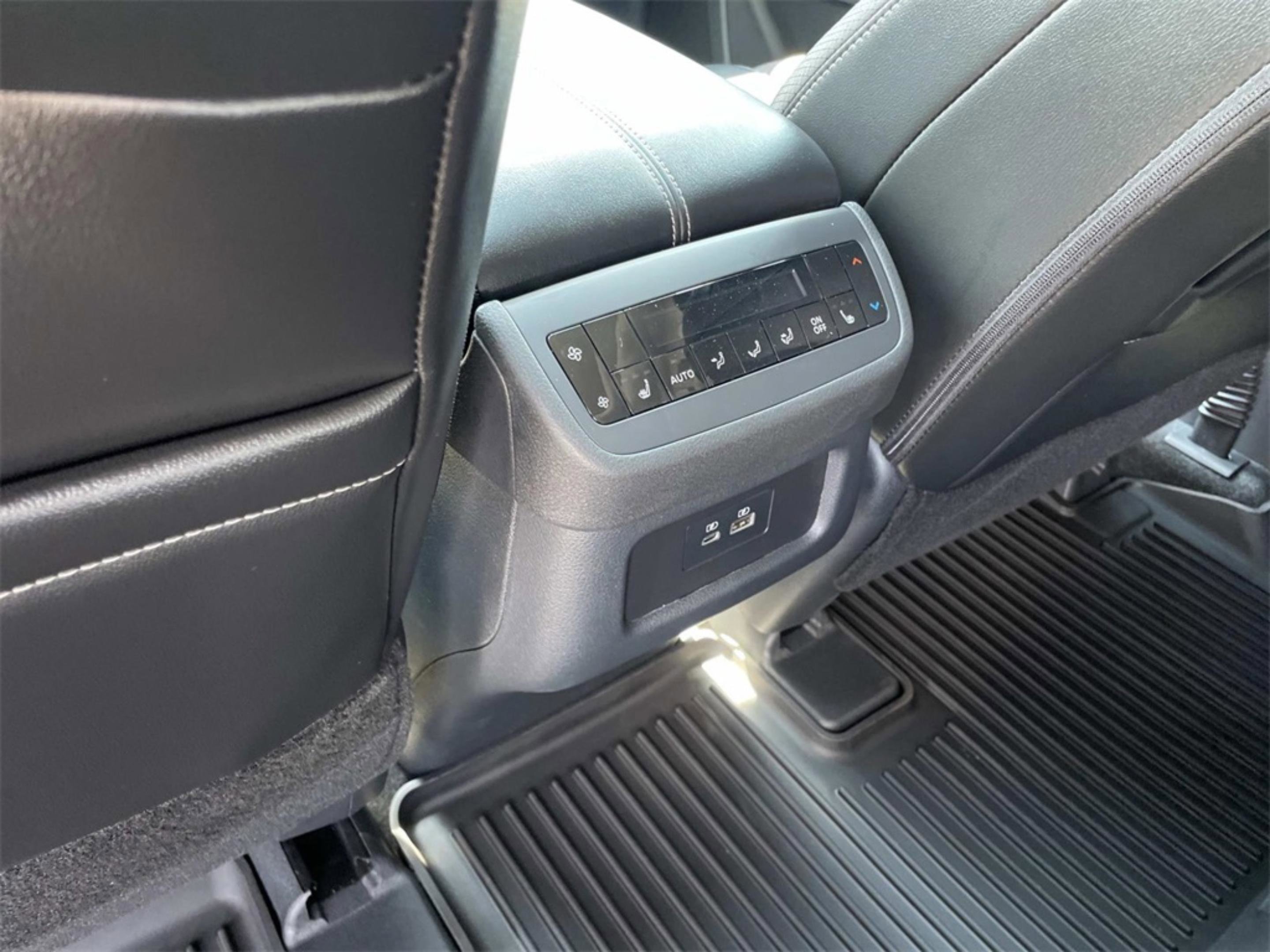 2025 Nissan Pathfinder SL photo 7