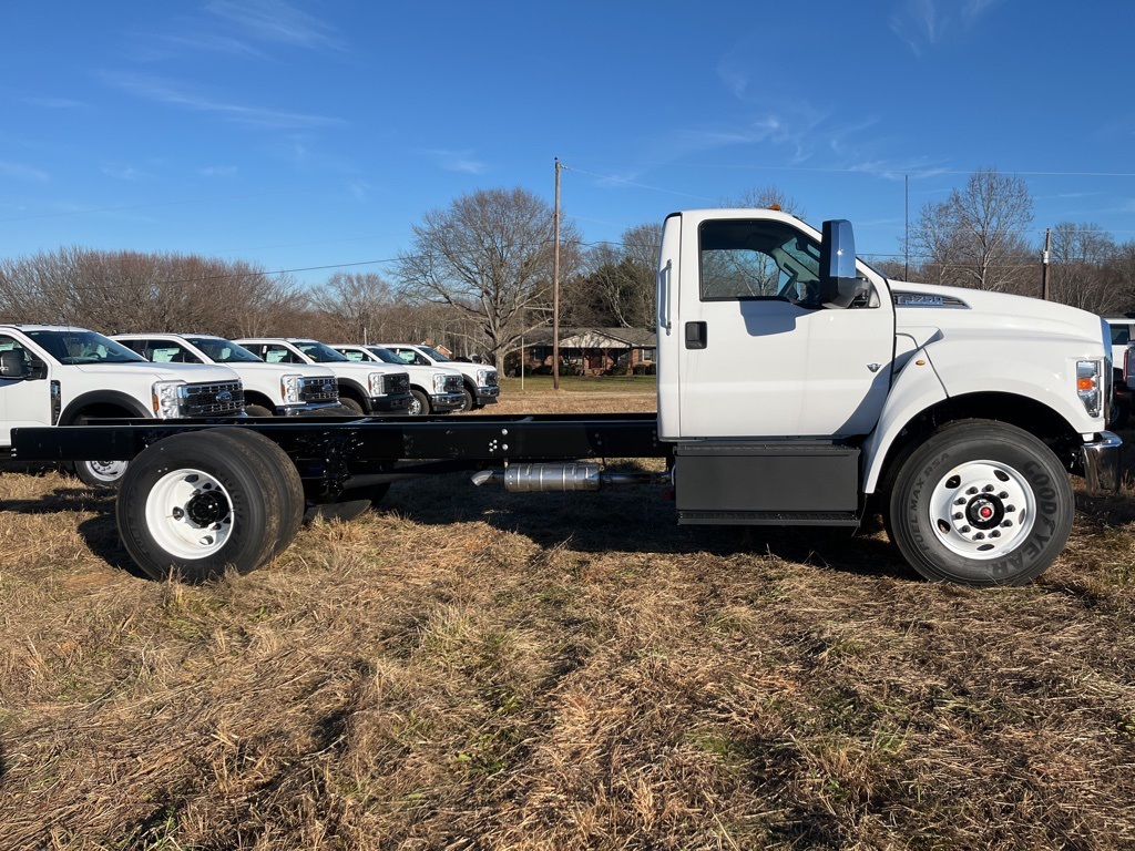 2025 Ford F-750 SuperCab photo 4