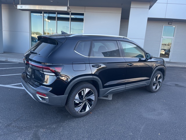 2025 Volkswagen Taos SE photo 4