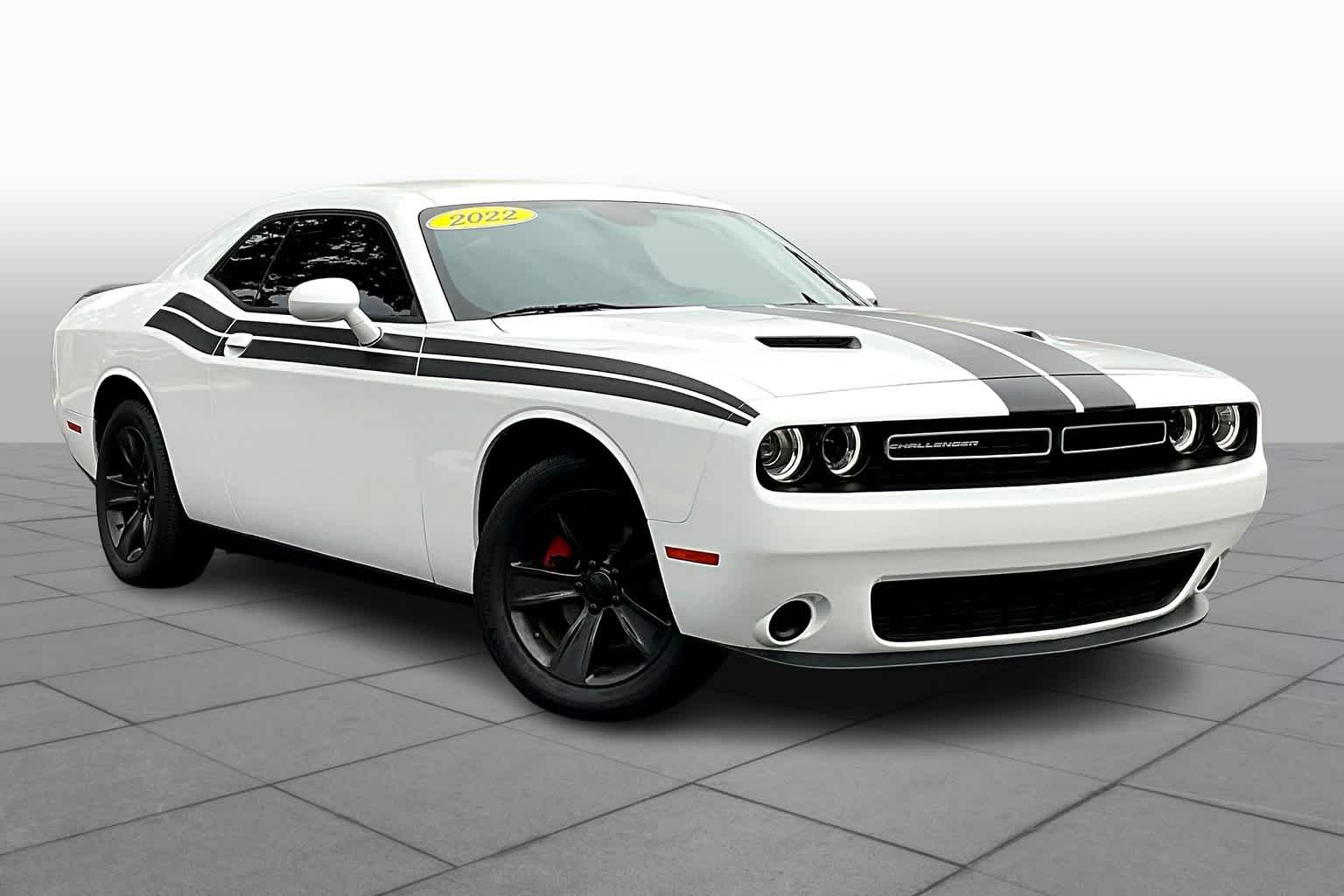 2022 Dodge Challenger SXT photo 2