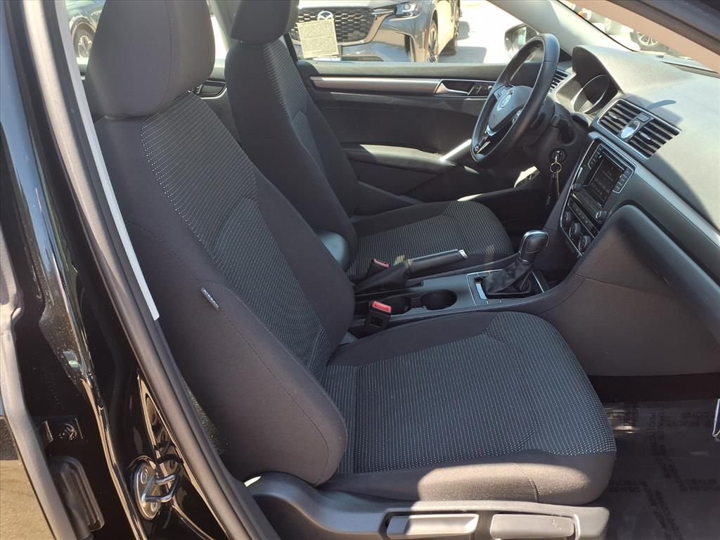 2016 Volkswagen Passat R-Line photo 20