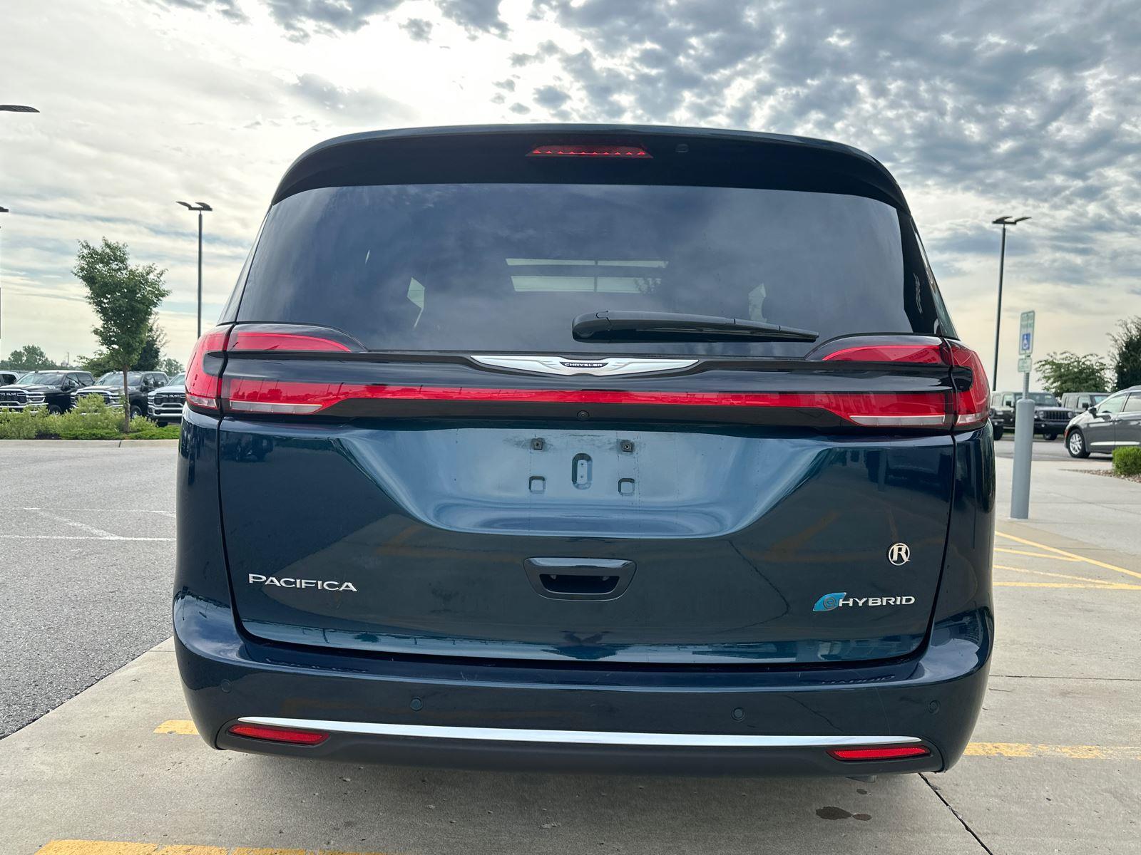 2023 Chrysler Pacifica Hybrid Pinnacle photo 3