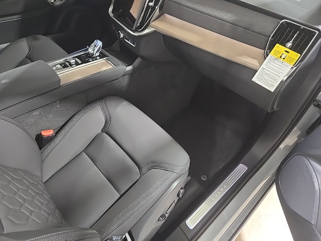 2026 Volvo XC90 T8 Plus photo 20