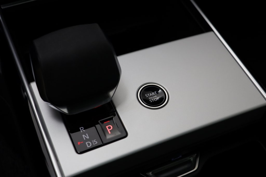 2025 Land Rover Range Rover SE photo 12