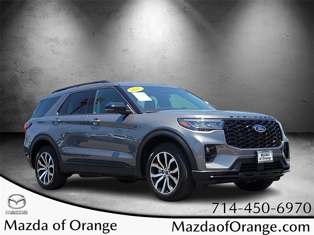 2025 Ford Explorer ST-Line photo 2