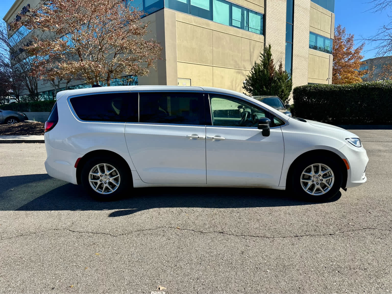 2024 Chrysler Pacifica Touring L photo 3