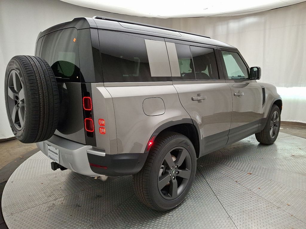 2025 Land Rover Defender 110 S photo 3