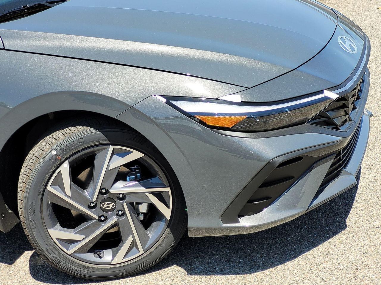 2025 Hyundai Elantra SEL Sport photo 3