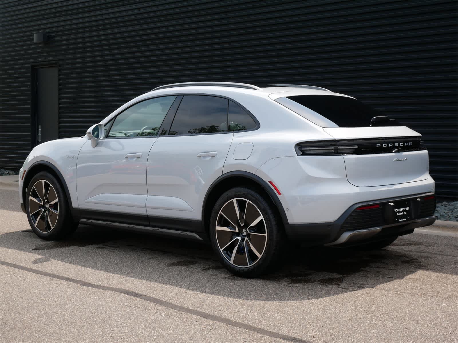 2025 Porsche Macan Electric 4 photo 3