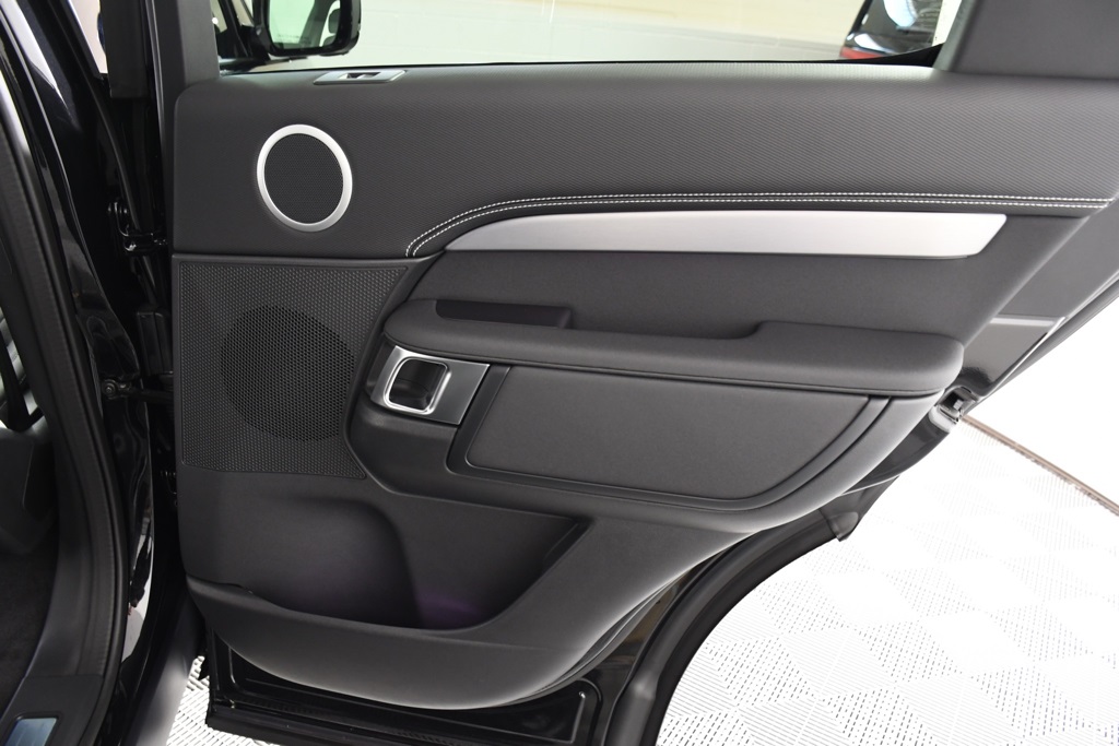 2025 Land Rover Discovery SE photo 18