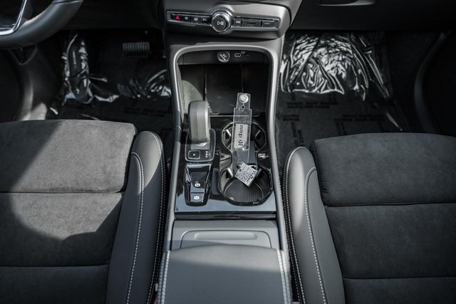 2026 Volvo XC40 photo 27