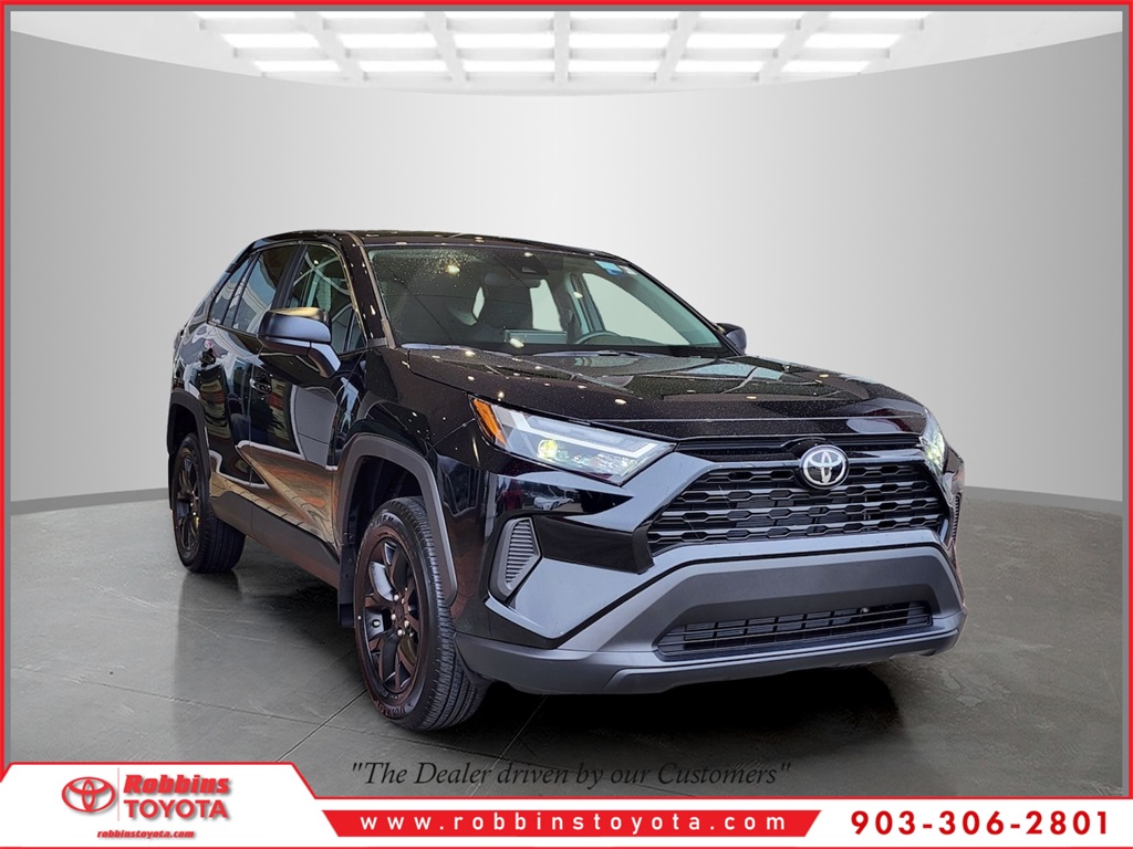 2025 Toyota RAV4 LE's photo