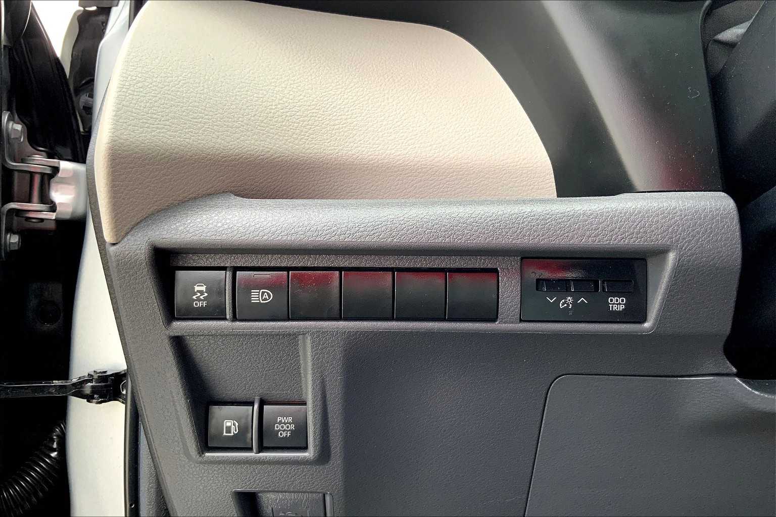 2024 Toyota Sienna XLE photo 30