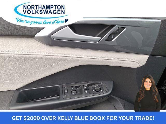 2025 Volkswagen Taos SEL photo 4