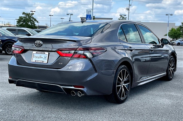 2022 Toyota Camry SE photo 2