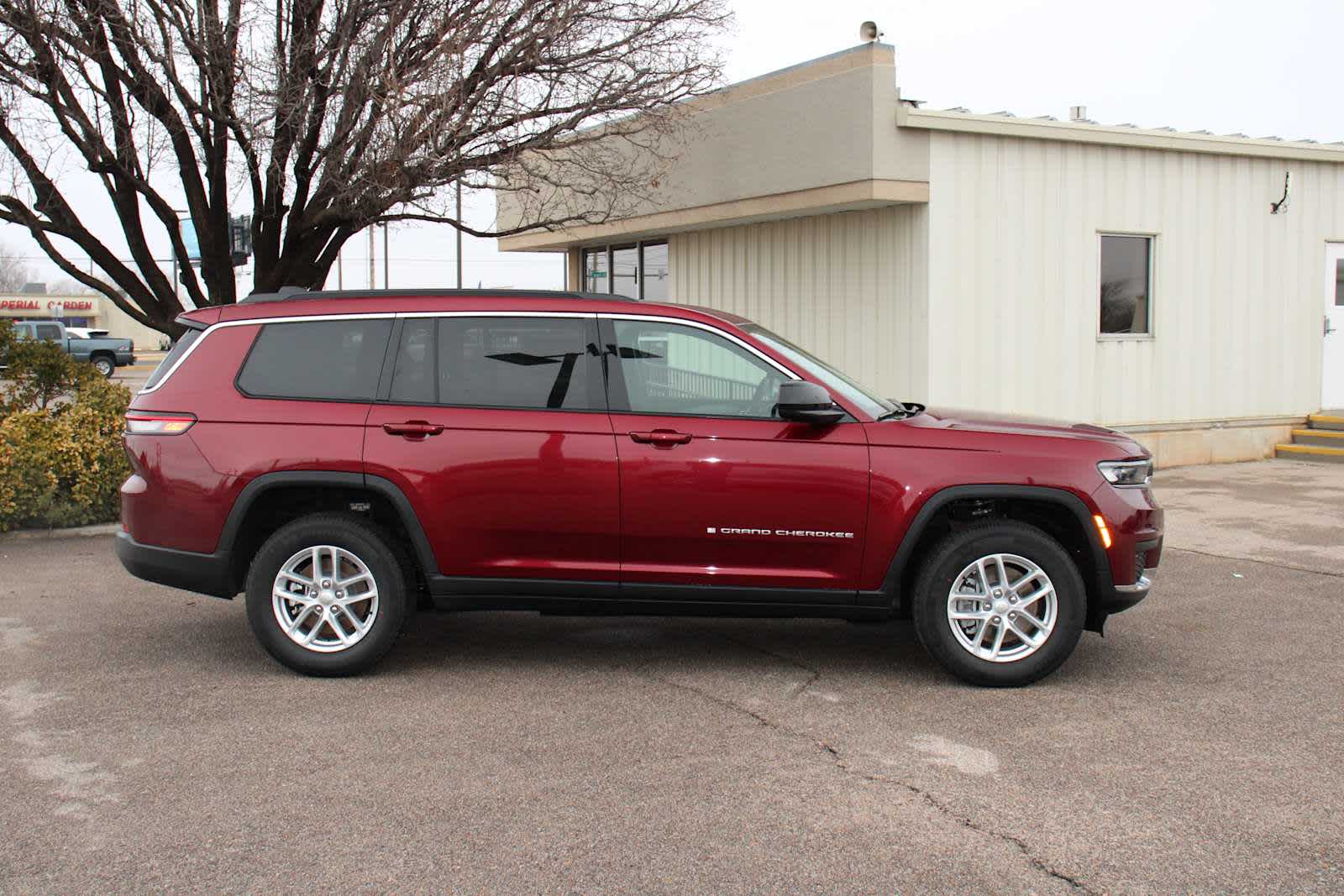 2025 Jeep Grand Cherokee Laredo photo 3