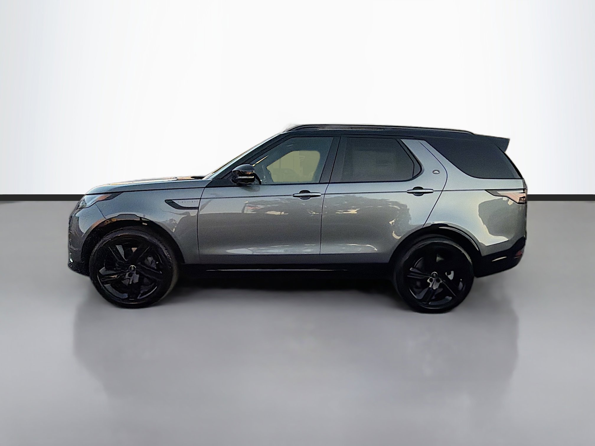 2026 Land Rover Discovery photo 2