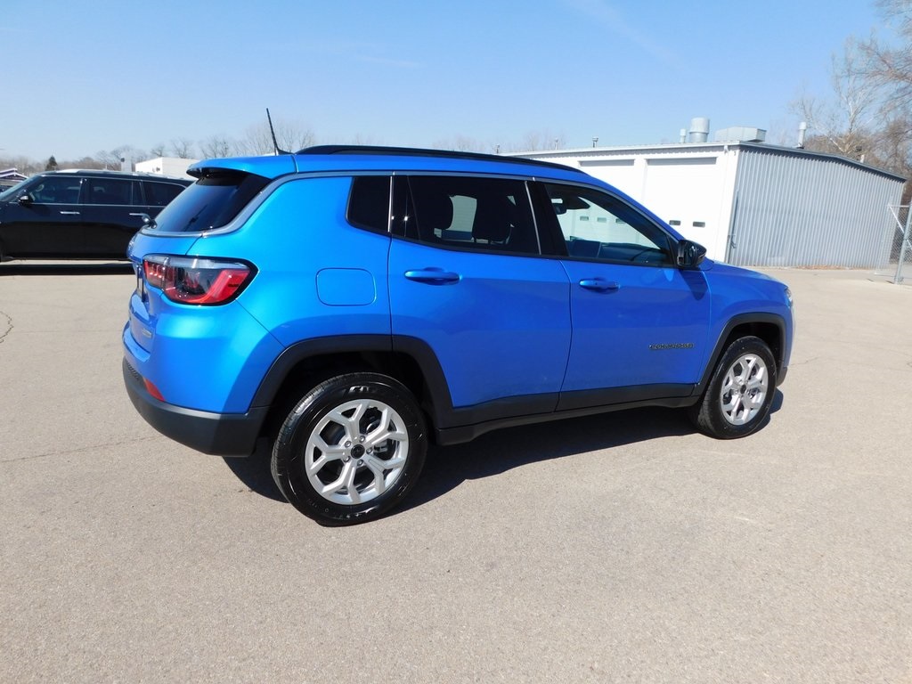 2025 Jeep Compass Latitude photo 3