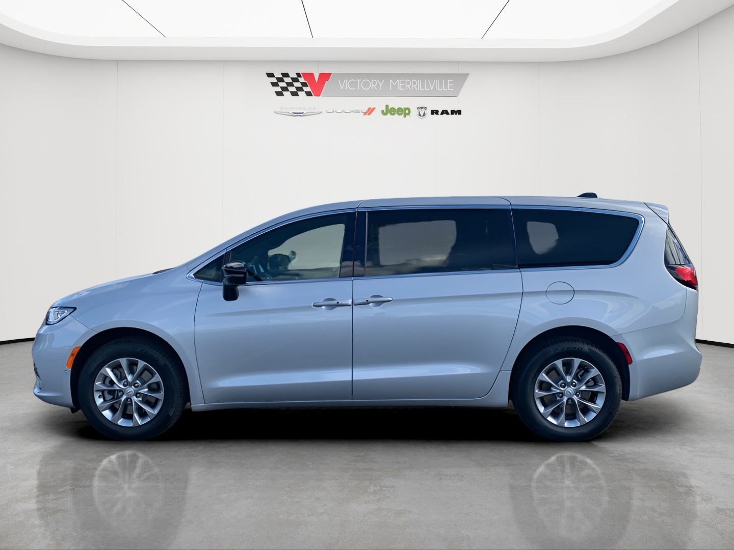 2026 Chrysler Pacifica photo 2