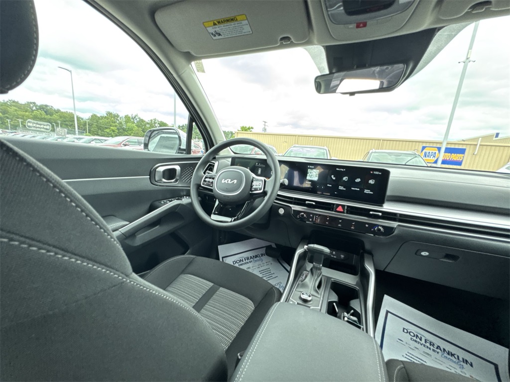 2025 Kia Sorento LX photo 13