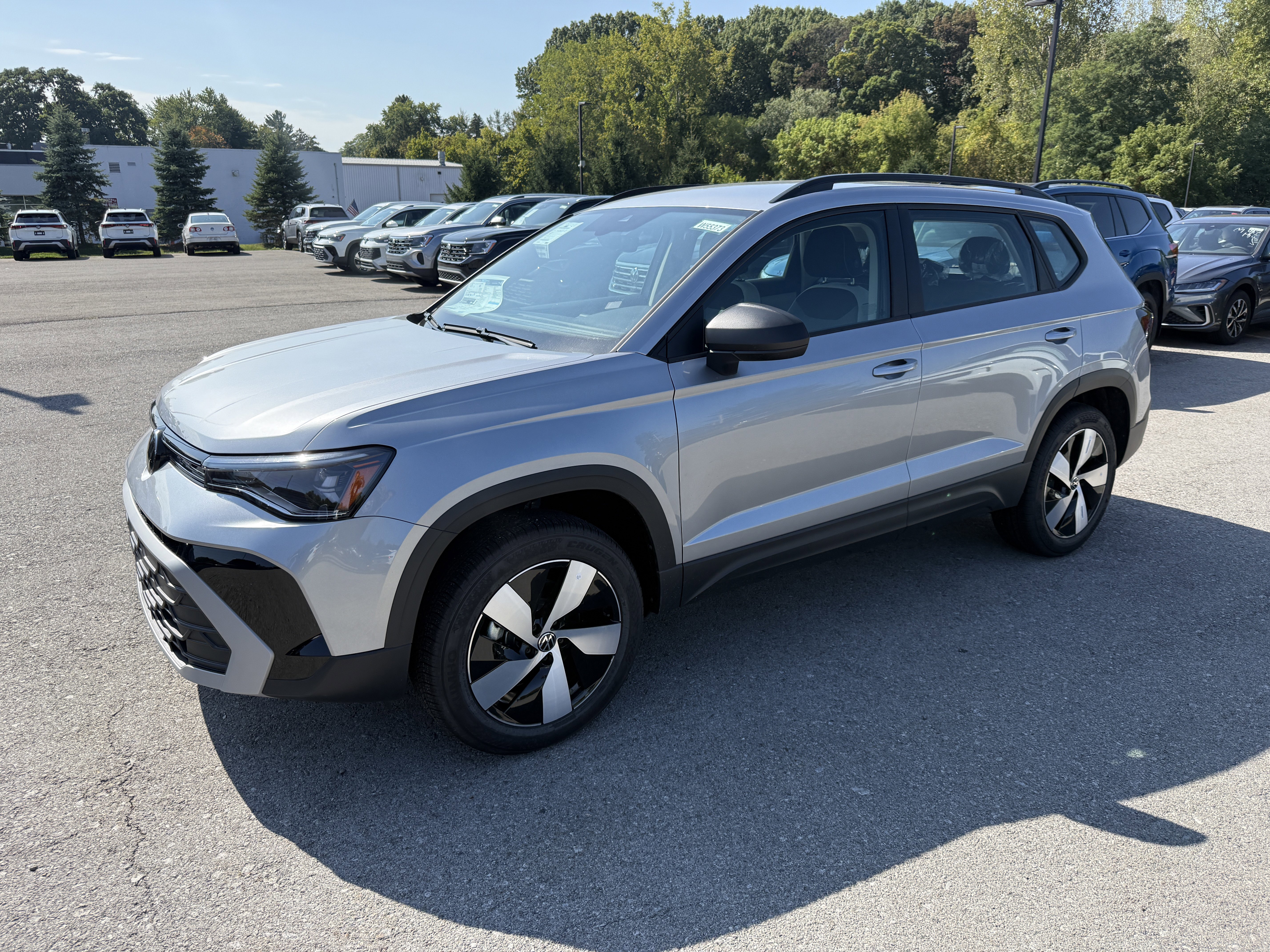 2025 Volkswagen Taos S's photo