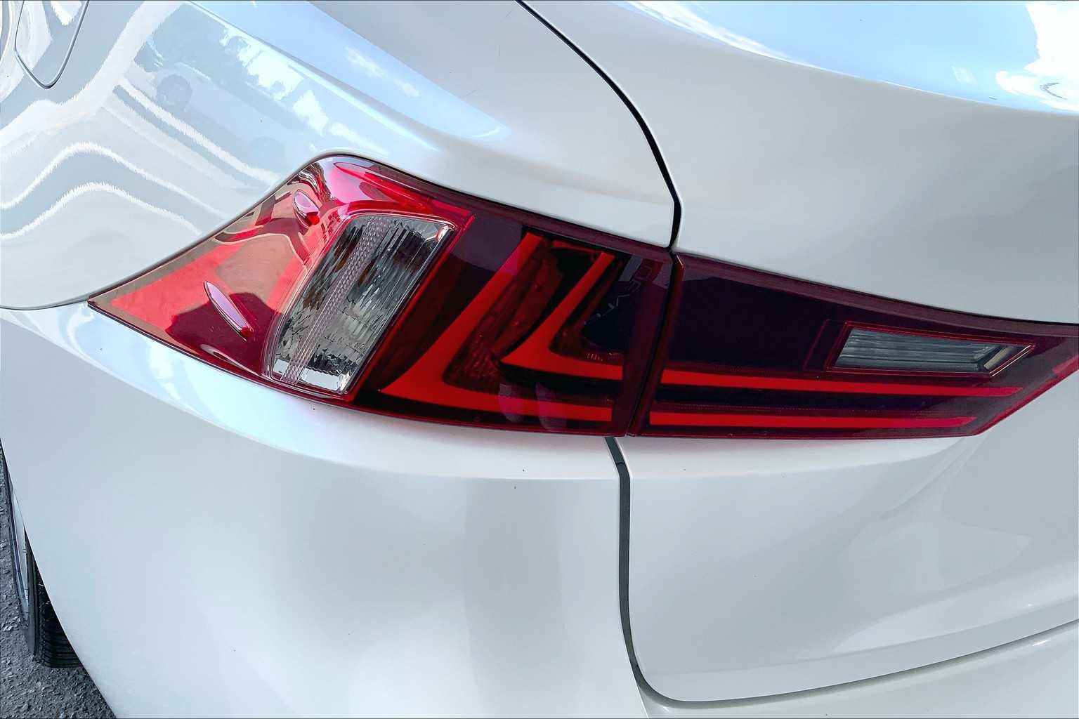 2016 Lexus IS 200t photo 23