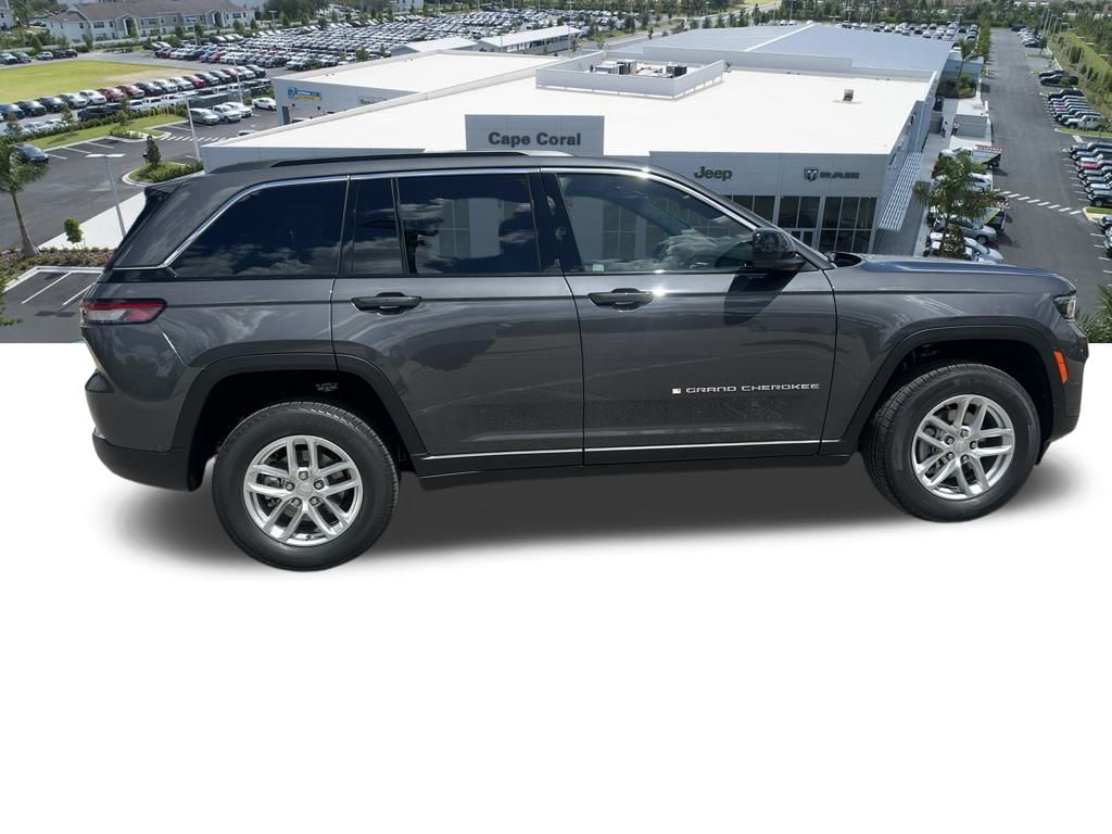 2025 Jeep Grand Cherokee Laredo photo 3