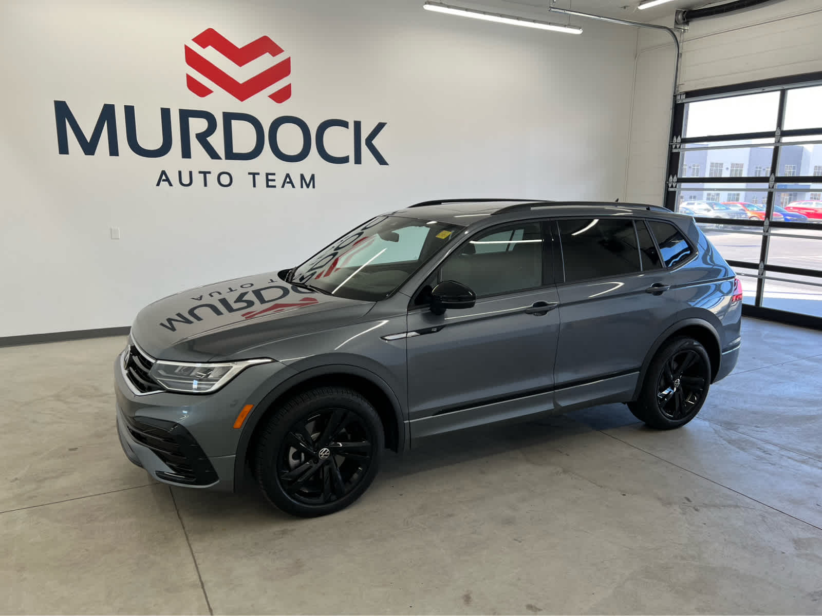 2024 Volkswagen Tiguan SE R-LINE BLACK's photo