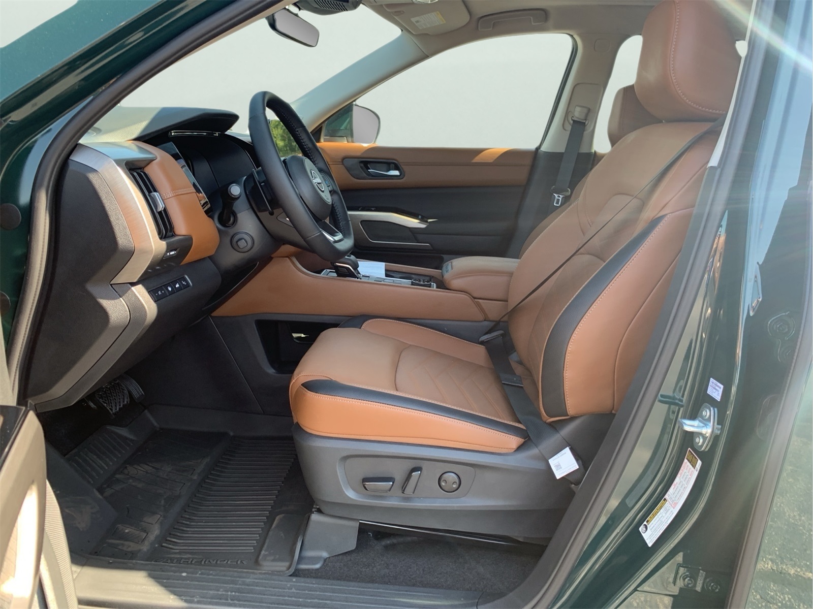 2025 Nissan Pathfinder Platinum photo 9