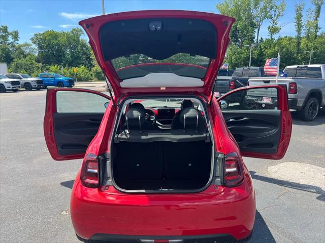 2024 Fiat 500e Red photo 6