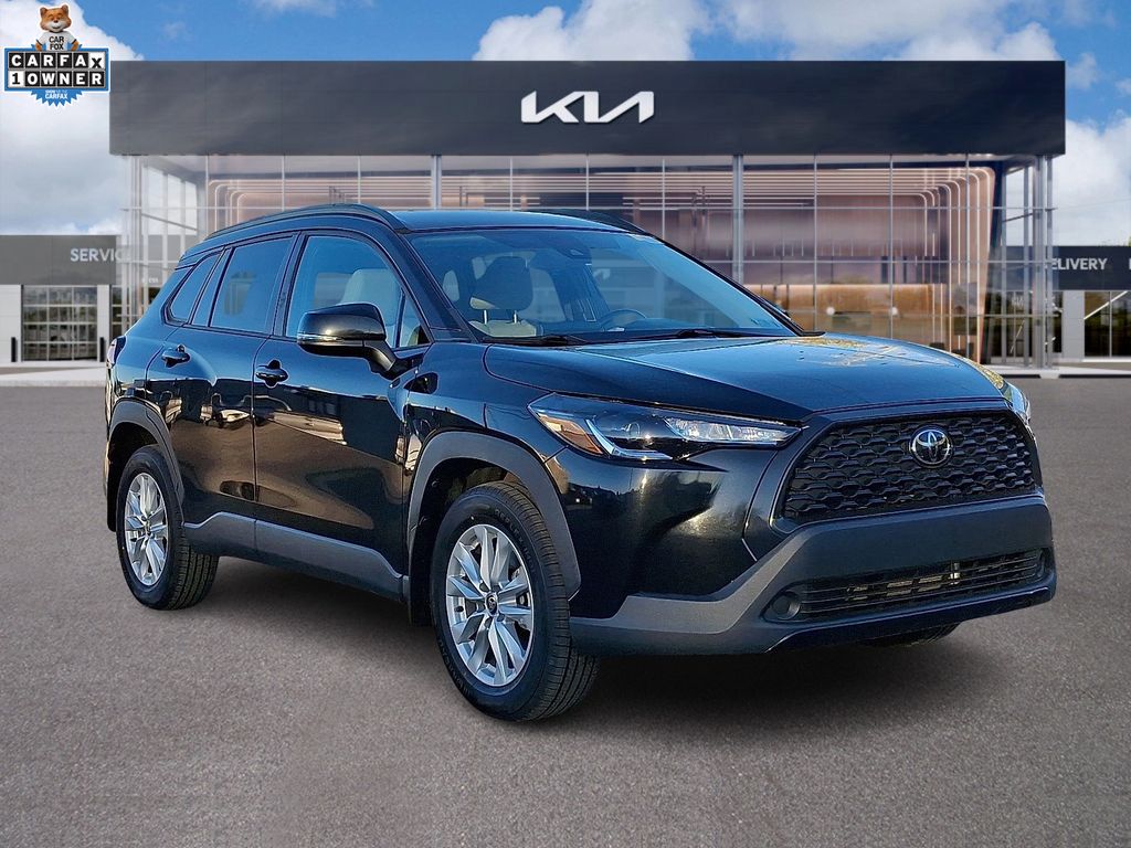 2022 Toyota Corolla Cross LE's photo