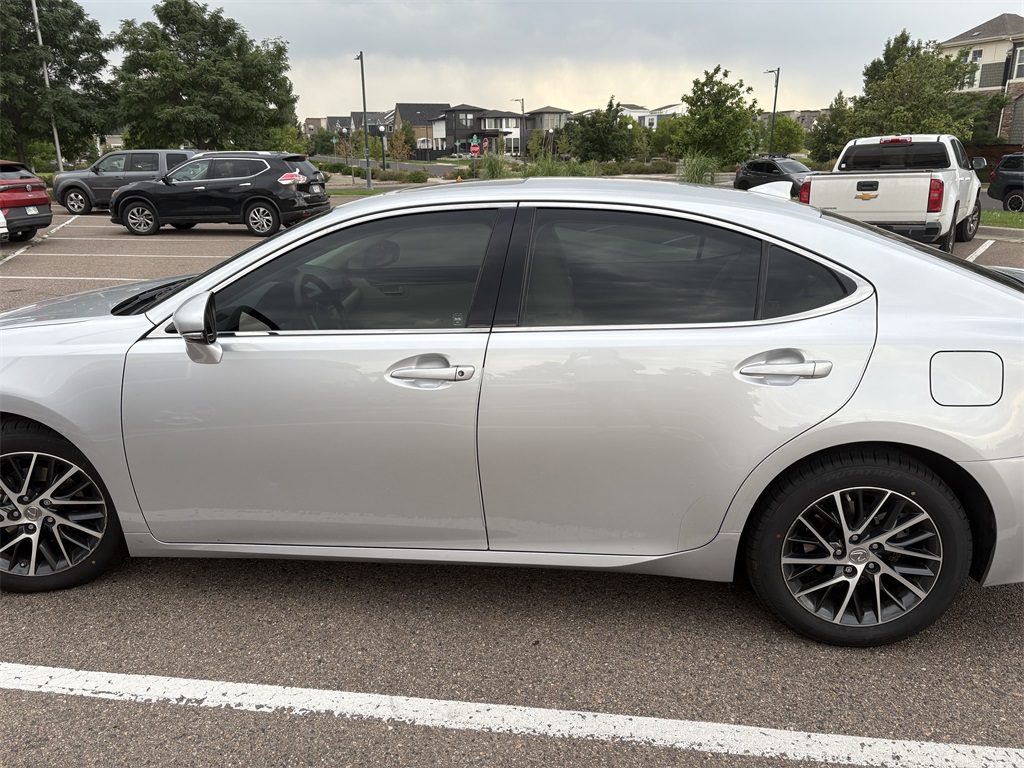 2017 Lexus ES 350 photo 2