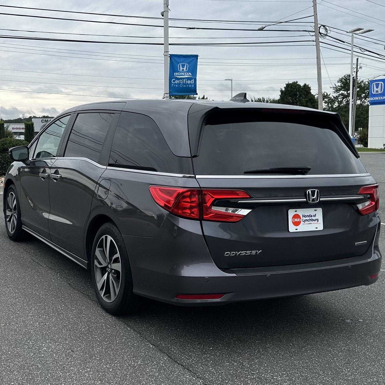 2022 Honda Odyssey Touring photo 3