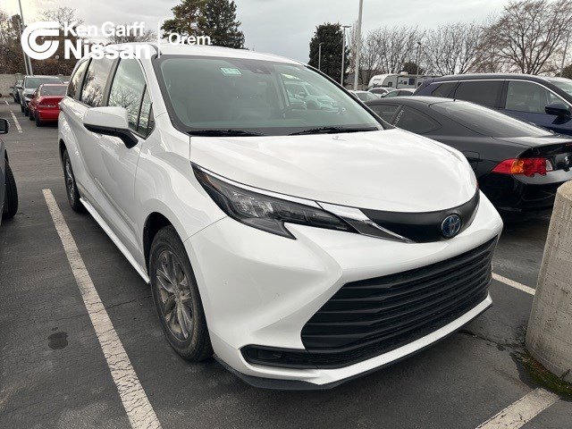 2024 Toyota Sienna LE's photo
