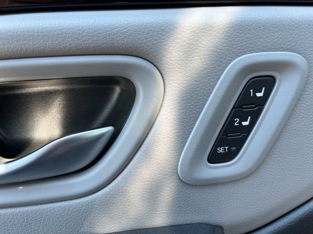 2025 Honda Pilot Touring photo 2