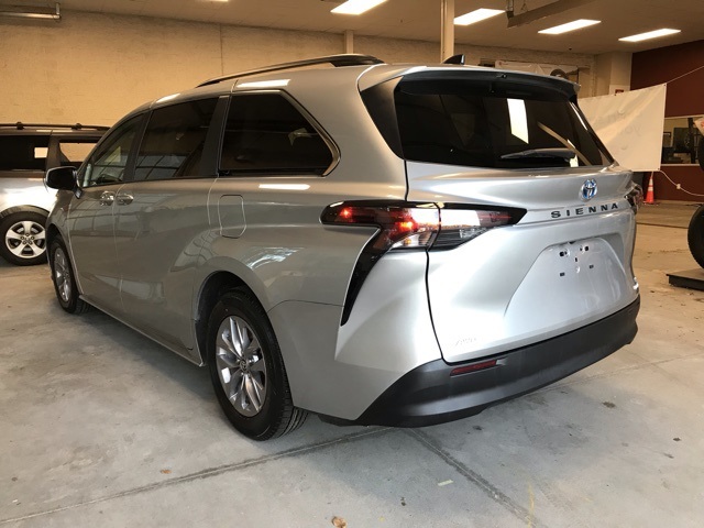 2024 Toyota Sienna LE photo 6