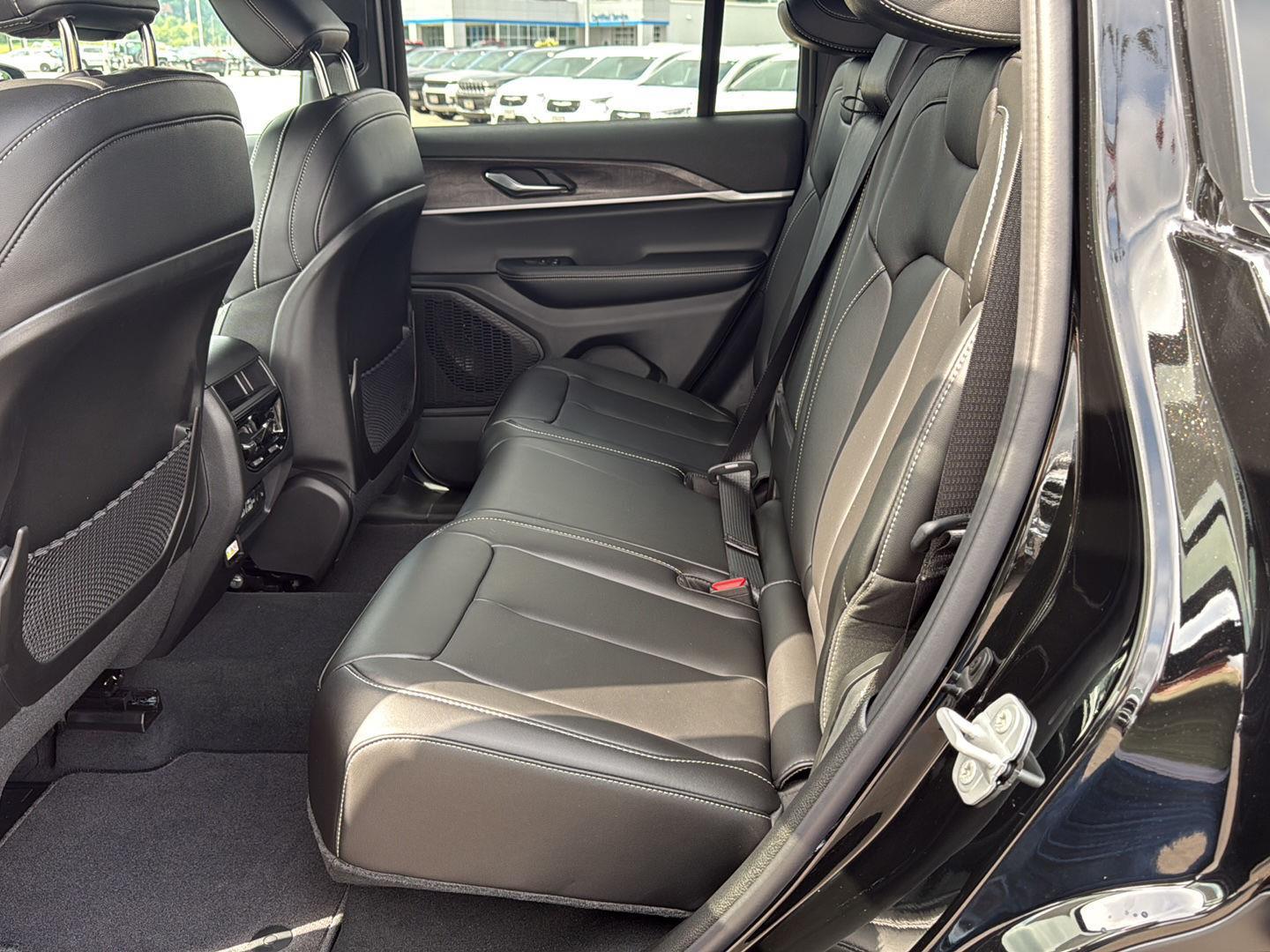 2025 Jeep Grand Cherokee Limited photo 10