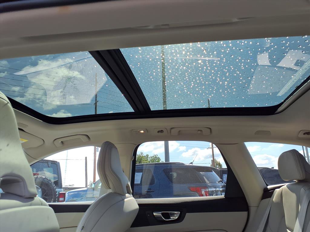 2022 Volvo XC60 Recharge Hybrid Inscription photo 24
