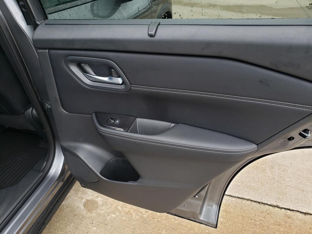 2024 Nissan Rogue SV photo 23