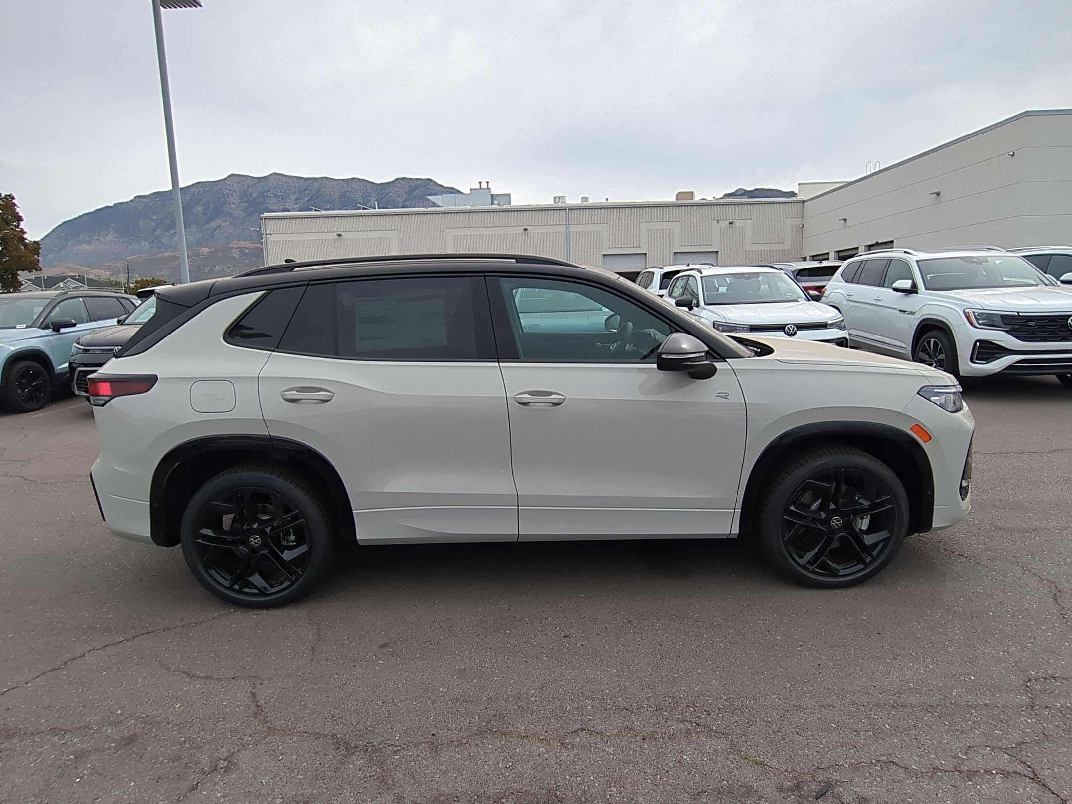 2025 Volkswagen Tiguan SE R-Line Black photo 2