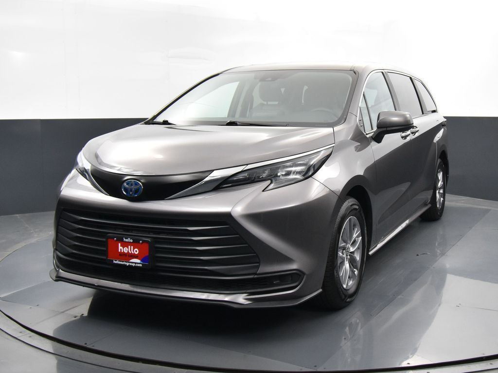 2024 Toyota Sienna LE photo 3